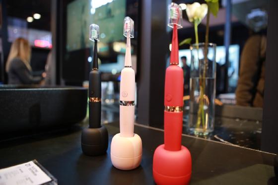 XESS声波电动牙刷、美妆镜、美容仪亮相CES 2019 