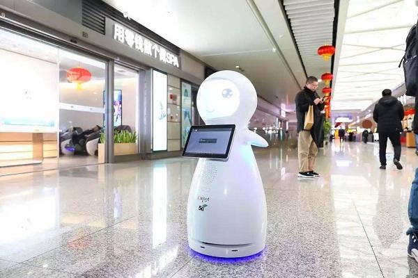 5G智能医护机器人现身武汉抗疫一线