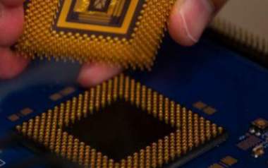 全球首款多阵列忆阻器“存算一体”系统问世