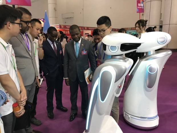 厦门市社区引入自动办证机器人 助力城市有序复工复产