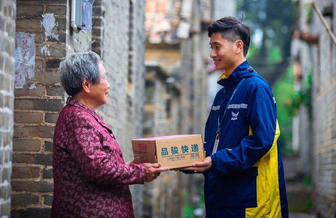 一根网线、一块屏幕、一部手机，打通贫困地区农产品“出山路