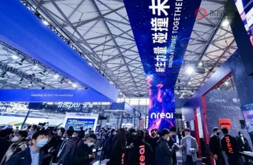 利用先进网络技术降低功耗，引入可再生资源提供动力