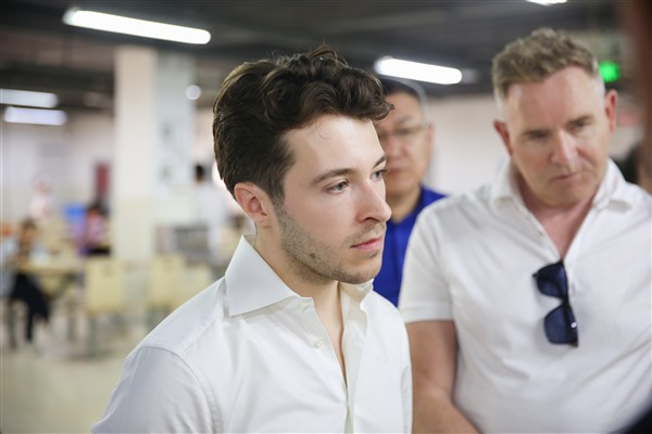 Circus 集团发布全球首款AI炒菜机器人