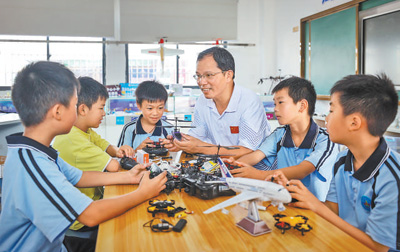 乡村少年放飞“航空梦” 智能的无人机探索未知的世界