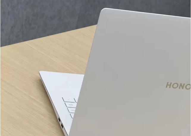 荣耀笔记本新品纯白配色曝光：性能和续航兼顾