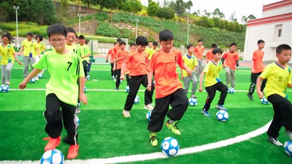 混编战队”点燃山区球场 海信冰箱创新足球公益助力乡村振兴