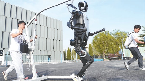 机器人马拉松：人类的想象力在奔跑