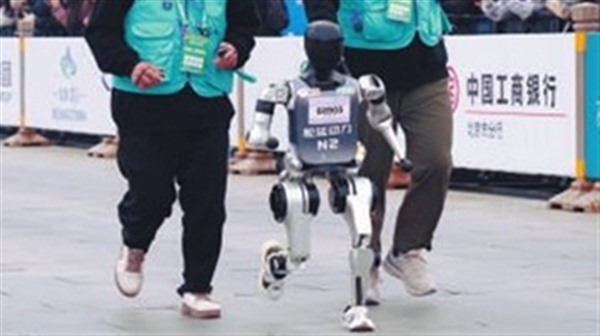 跑完“半马”还有运动会 机器人为啥都爱搞体育？