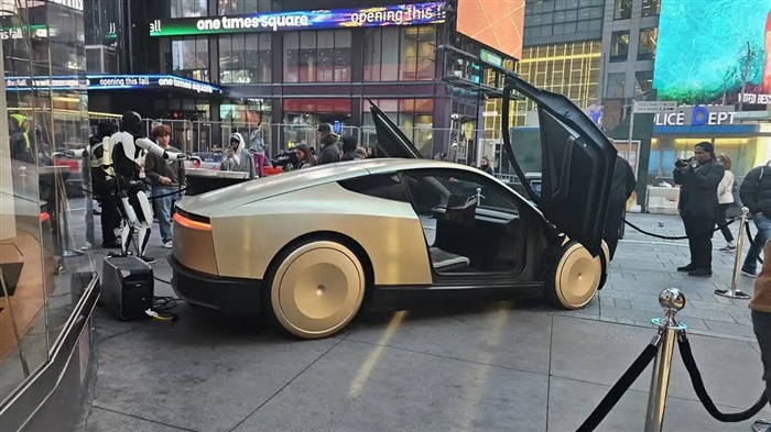 特斯拉亮相时代广场展示两大未来产品:Optimus机器人发糖果 特斯拉亮相时代广场展示两大未来产品:Optimus机器人发糖果