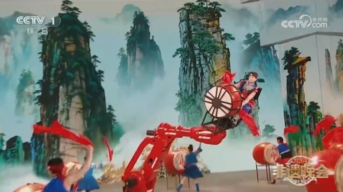 新松机器人重磅亮相央视非遗晚会！