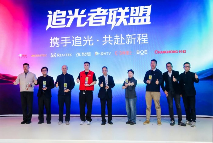 AWE2026：长虹推出行业首款光色场同控RGB MiniLED电视