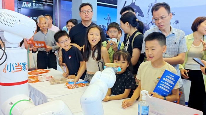 丽阳小当家”赴英 家政机器人出海服务